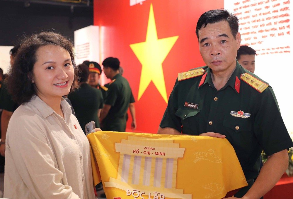 Ứng dụng công nghệ thực tế ảo tăng cường tại triển lãm "Giữ trọn lời thề độc lập" - Ảnh 4.